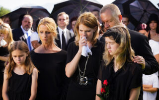 Wrongful death trustee, family grieving together