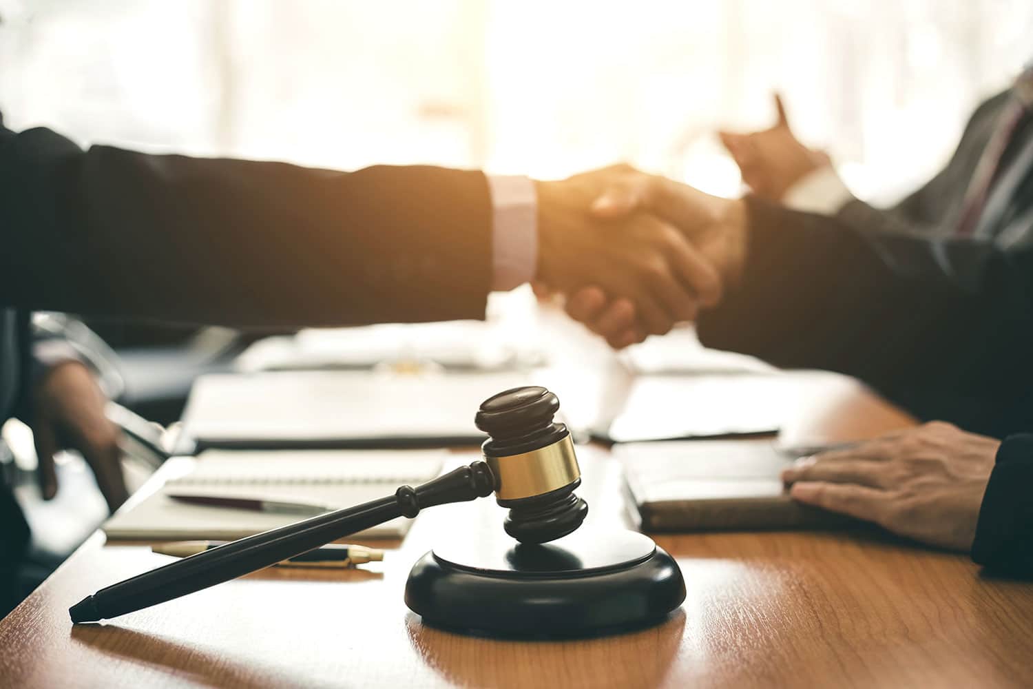 Plea deal vs trial, benefits and disadvantages, handshake image